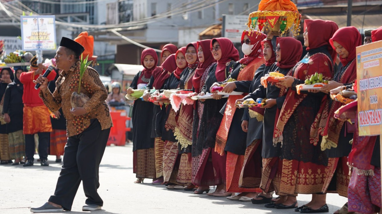 Foto Pawai Prosesi Budaya 'Alek Elok Dalam Nagari' Meriahkan HUT Ke-20 ...