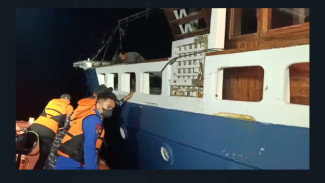 16 Turis Asing Penumpang Kapal KLM MAKI Menanti Dievakuasi