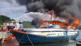 Kapal Penumpang Antar Pulau Di Mentawai Terbakar
