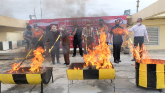 Polda Sumbar Musnahkan Puluhan Kilogram Ganja Kering