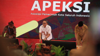 Di Padang, Seluruh Wali Kota Bahas Penghapusan Honorer