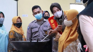 Keren, Dua Anggota Polisi Ini Dedikasikan Diri Untuk Pendidikan dan UM
