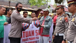 Polisi Di Padang Panjang Distribusikan Ratusan Paket Bansos