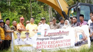 Pemkab Solsel Luncurkan Program Satu Excavator Satu Kecamatan