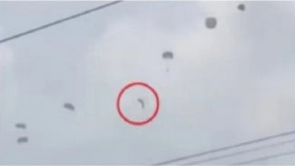 Terekam Video Warga Parasut Penerjun TNI Gagal Terbuka