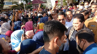 Ribuan Massa Sambut Kedatangan Erick Thohir Di Sumbar