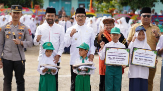 Seluruh Pelajar Baru di Solsel Sudah Terima Seragam Gratis