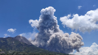 Gunung Merapi Muntahkan Awan Panas Guguran
