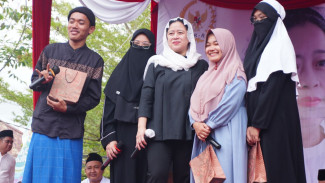 Senyum Sumringah Santri Pondok Pesantren Dapat Handphone dari Puan Maharani