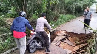 Jalan Poros Ketapang Tumbang Titi Putus akibat Diterjang Hujan