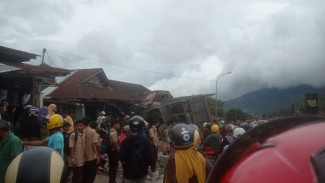 Truk Pengangkut Besi Rongsokan Hantam Banyak Mobil dan Rumah Warga