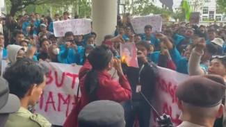 Demo Tolak UU Cipta Kerja, Mahasiswa Bakar Foto Mirip Puan Maharani