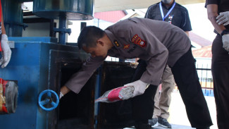 Polda Kalbar Musnahkan 9 Kilogram Ganja Asal Medan