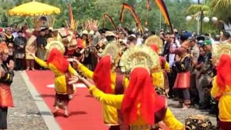 Tari Gelombang Sambut Kedatangan Prabowo di Sumatra Barat