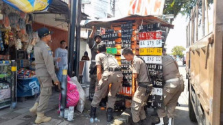 Pol PP Padang Bongkar Lapak Pedagang Yang Bandel