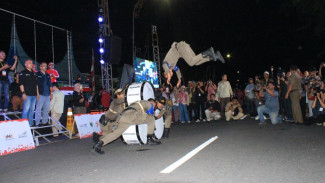 Dengan Atraksi Salto, Satpol-PP Kota Padang Buka Pawai Alegoris MPLC 2023