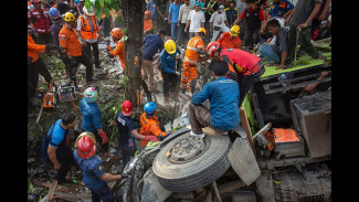 Foto Evakuasi Korban Kecelakaan Truk Pengangkut Batu Bara