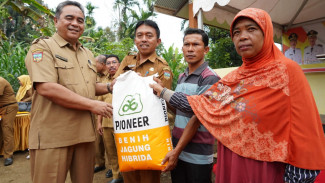 Ratusan KPM di Solsel Terima Bantuan Pangan 