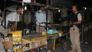 Satpol PP Padang Sita 13 Lapak PKL, Demi Jaga Ketertiban Umum 