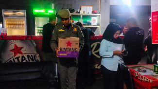 Satpol PP Padang Sita Puluhan Botol Minuman Beralkohol 