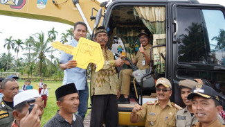 Pemkab Solsel Luncurkan Program Satu Kecamatan Satu Ekskavator untuk Perbaiki Jalan