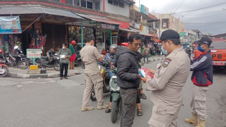 Padang Panjang Terpapar Abu Vulkanik, BPBD Kembali Bagikan Masker untuk Cegah ISPA