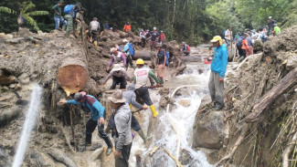 Pemerintah dan Masyarakat Solok Selatan Gotong Royong Bersihkan Hulu Sungai dan Jalan Longsor