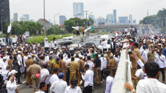 Polisi Buru Pelaku Perusakan Pagar DPR saat Demo APDESI