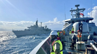 KRI Diponegoro-365 dan Kapal Perang Yunani Bertemu di Laut Mediterania