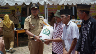 Bupati Solok Selatan Instruksikan Penyaluran Beras Bantuan Harus Segera Dilakukan 