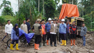 Dikunjungi Wabup, Pengungsi Sungai Manau Happy
