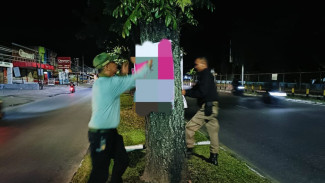 Satpol PP Padang Copot Ratusan Iklan dan Poster Yang Membahayakan Pengguna Jalan