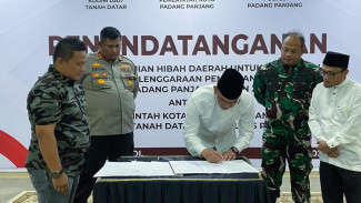 Pemko Padang Panjang Serahkan Dana Hibah Pengamanan Pilkada