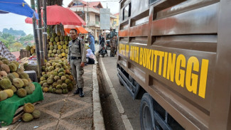 Hindari Kemacetan, Satpol PP Bukittinggi Tertibkan Pedagang Durian di Simpang Tembok