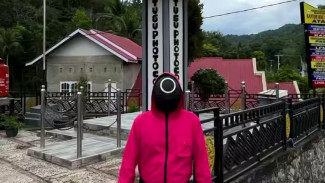 Bukan di Padang, Ternyata Kemunculan Pink Guard 14 di Video Promosi Squid Game Netflix Ada di Tanah Datar