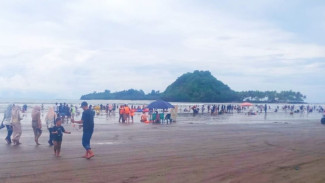 Pantai Air Manis Mulai Diserbu Pengunjung