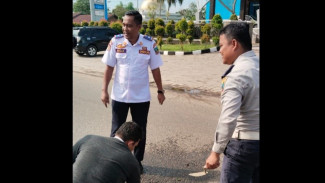 Dishub Dharmasraya Tambal Sementara Jalan Berlubang di Pulau Punjung, Tunggu Perbaikan Permanen BPJN