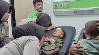 Polwan Polres Padang Panjang Berikan Trauma Healing bagi Korban Kecelakaan Tragis Bus ALS