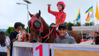 Najla Al Balkis, Joki Wanita yang Curi Perhatian dan Juara di Wisata Derby Bukittinggi-Agam 2025.