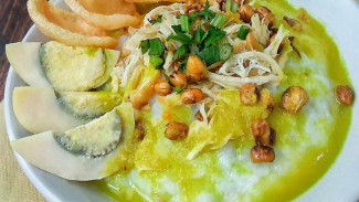 Bubur Ayam Kuning: Kehangatan Pagi dengan Aroma Kunyit yang Menggoda