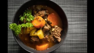 Kehangatan dalam Semangkuk Sup Daging: Hidangan Klasik yang Tak Lekang Dimakan Waktu