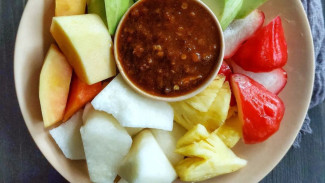 Racikan Rujak Kuah Kacang Pedas: Sensasi Segar yang Menggoda Selera