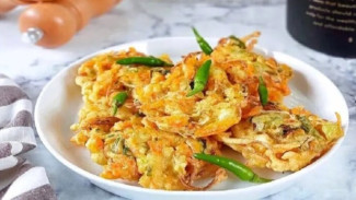 Bakwan Hangat di Tengah Rintik Hujan: Sebuah Kenikmatan Sederhana yang Tak Tergantikan