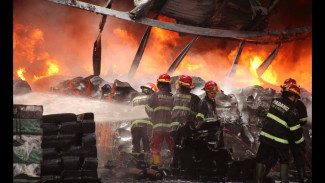 Sudah 8 Jam Api Yang Bakar Pabrik Karet di Kawasan Industri Kota Padang Padam