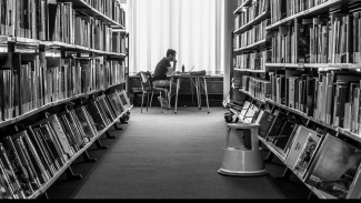 Era Digital dan Kursi Kosong Perpustakaan: Mengapa Mahasiswa Enggan Berkunjung?