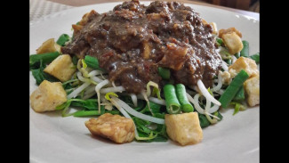 Rujak Petis: Kelezatan Pedas Manis dengan Aroma Khas Jawa Timur