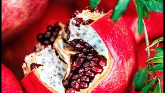 Pro Kontra Buah Delima: Efektifkah Si Merah Cantik Ini untuk Rutinitas Kecantikan Anda?