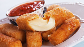 Mozzarella Stick: Sensasi Keju Leleh Krispi yang Menggoda Selera