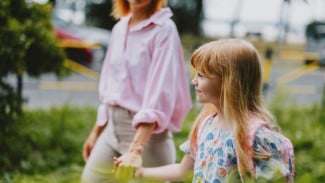 Bukan Sekadar Antar Jemput: Kekuatan Dampingan Orang Tua di Hari Pertama PAUD