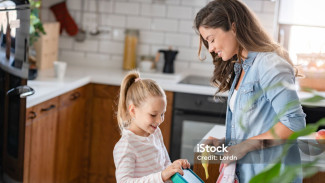 Persiapan Pagi Penuh Makna: Bekal Kasih Sayang Menuju Petualangan Sekolah